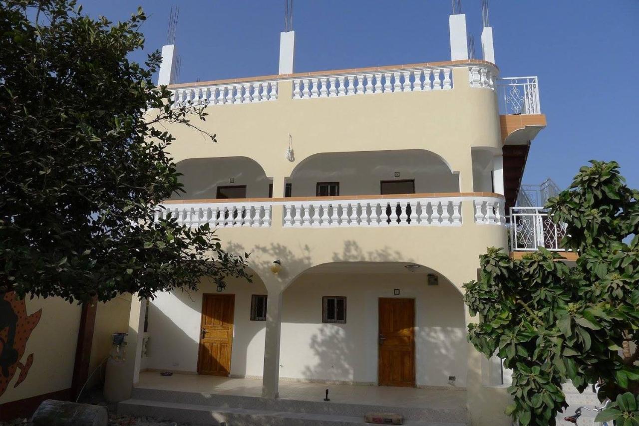 Dabo House Hotel Brufut Exterior foto